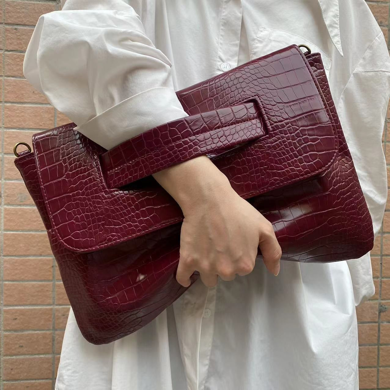Women's Faux Leather Crocodile Textured Carrying Handbag