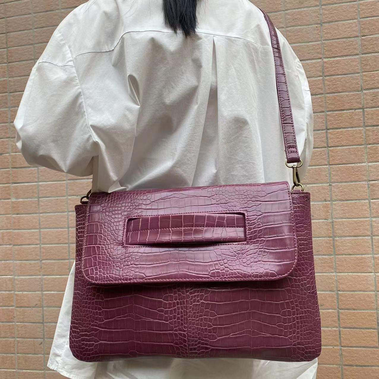 Women's Faux Leather Crocodile Textured Carrying Handbag